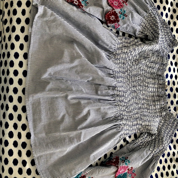 Off the shoulder ruched embroidered blouse - Picture 4 of 4